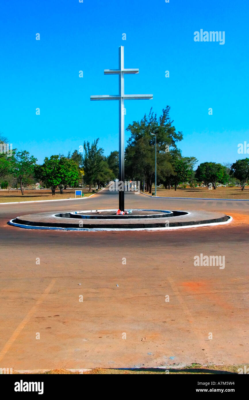 Croix de Lorraine au cimetière du champ Espoir à Brasilia, Brésil Banque D'Images