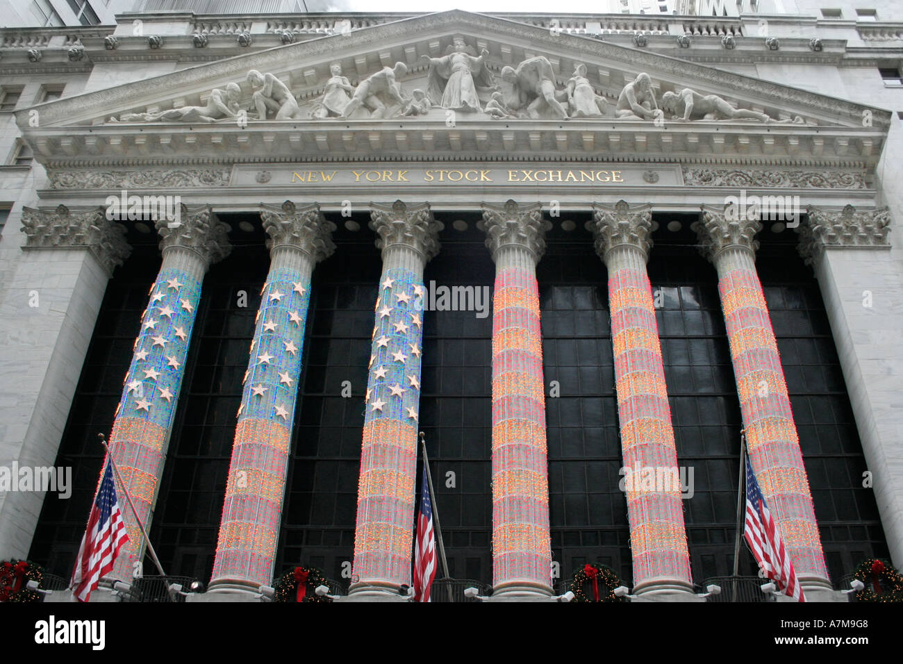 New York Stock Exchange building. USA. Éclairé pour les vacances de Noël avec le drapeau américain. Banque D'Images