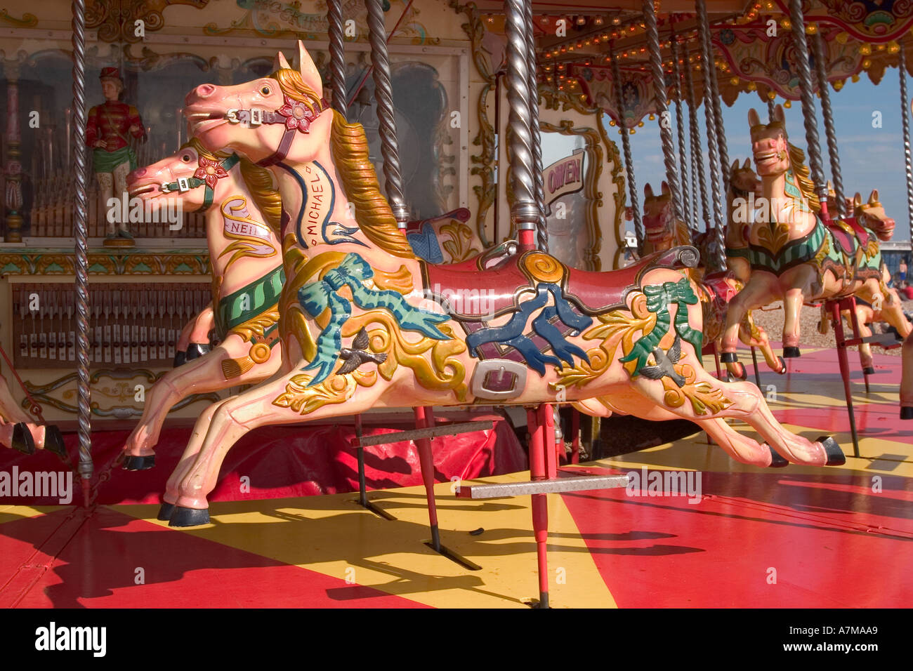 Les chevaux du Carrousel. Brighton, Angleterre Banque D'Images