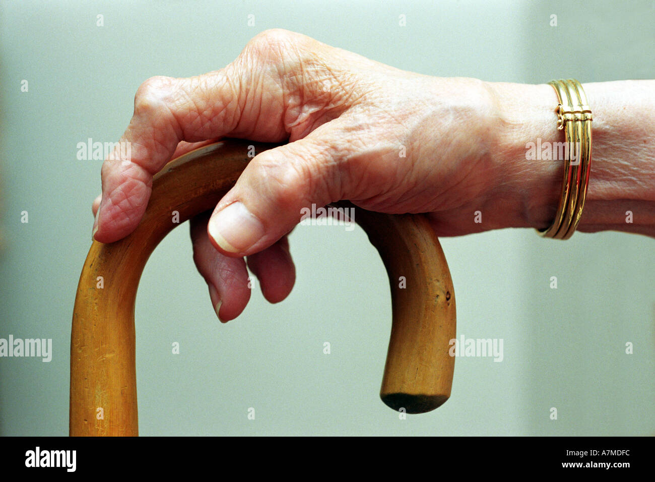 La main de femme arthritique sur son bâton de marche, de l'arthrite Banque D'Images