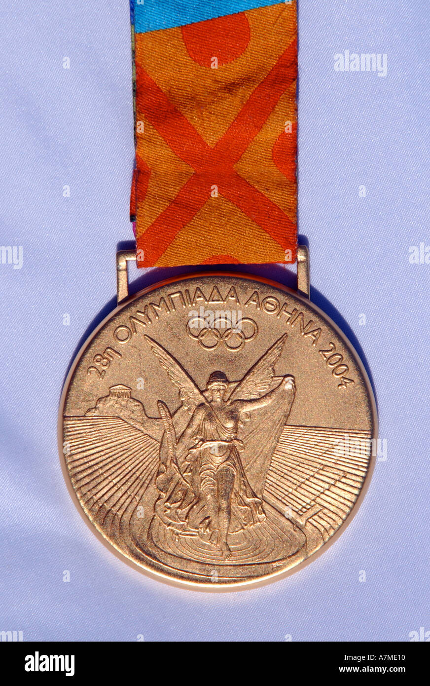 Gros plan d'une médaille d'or olympique 2004 Banque D'Images