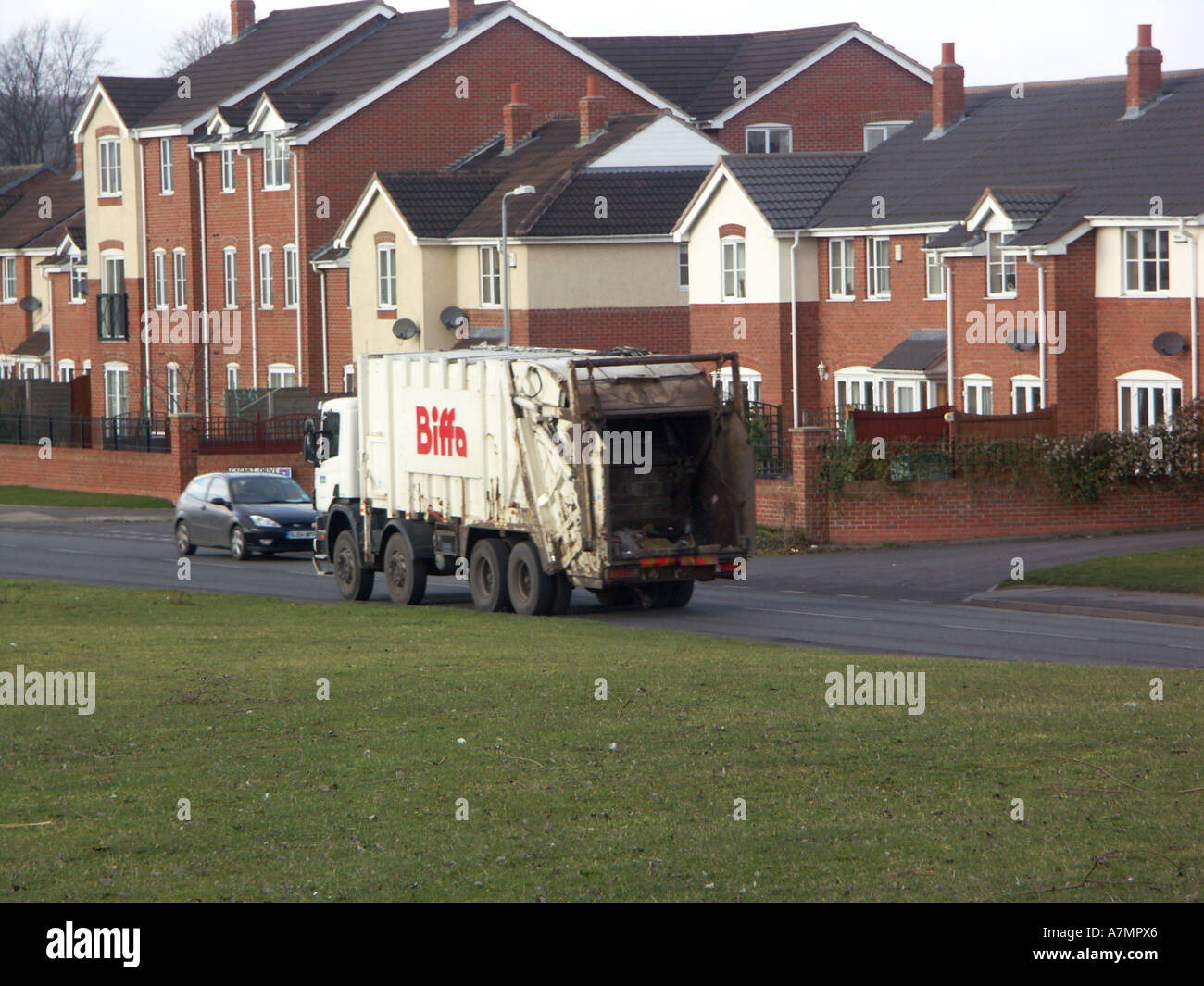 Camion d'élimination des déchets sur la route pour vider les poubelles dans un milieu urbain. Banque D'Images