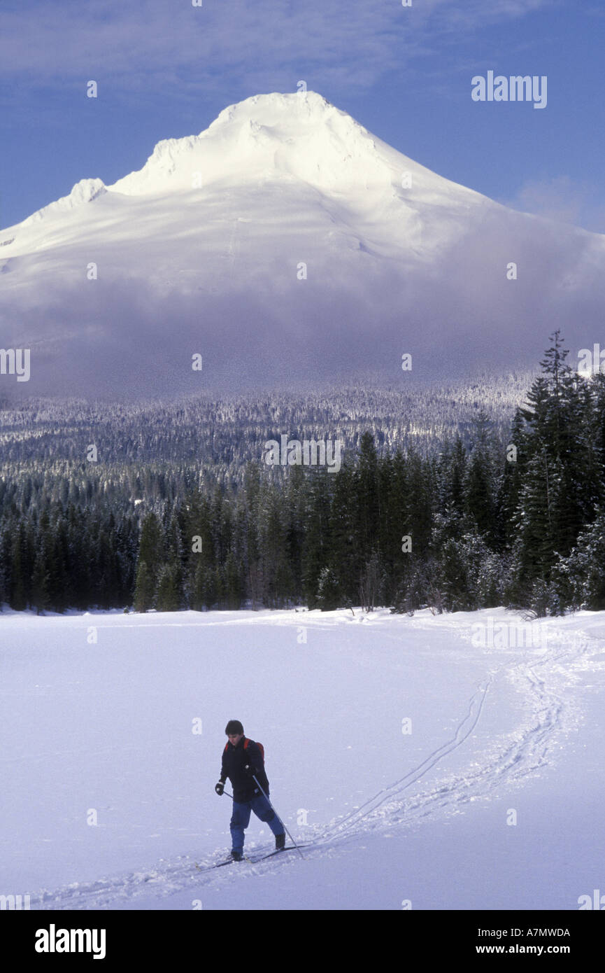 Ski de fond au lac Trillium congelé avec Mt. Capot en arrière-plan, de l'Oregon (MR) Banque D'Images