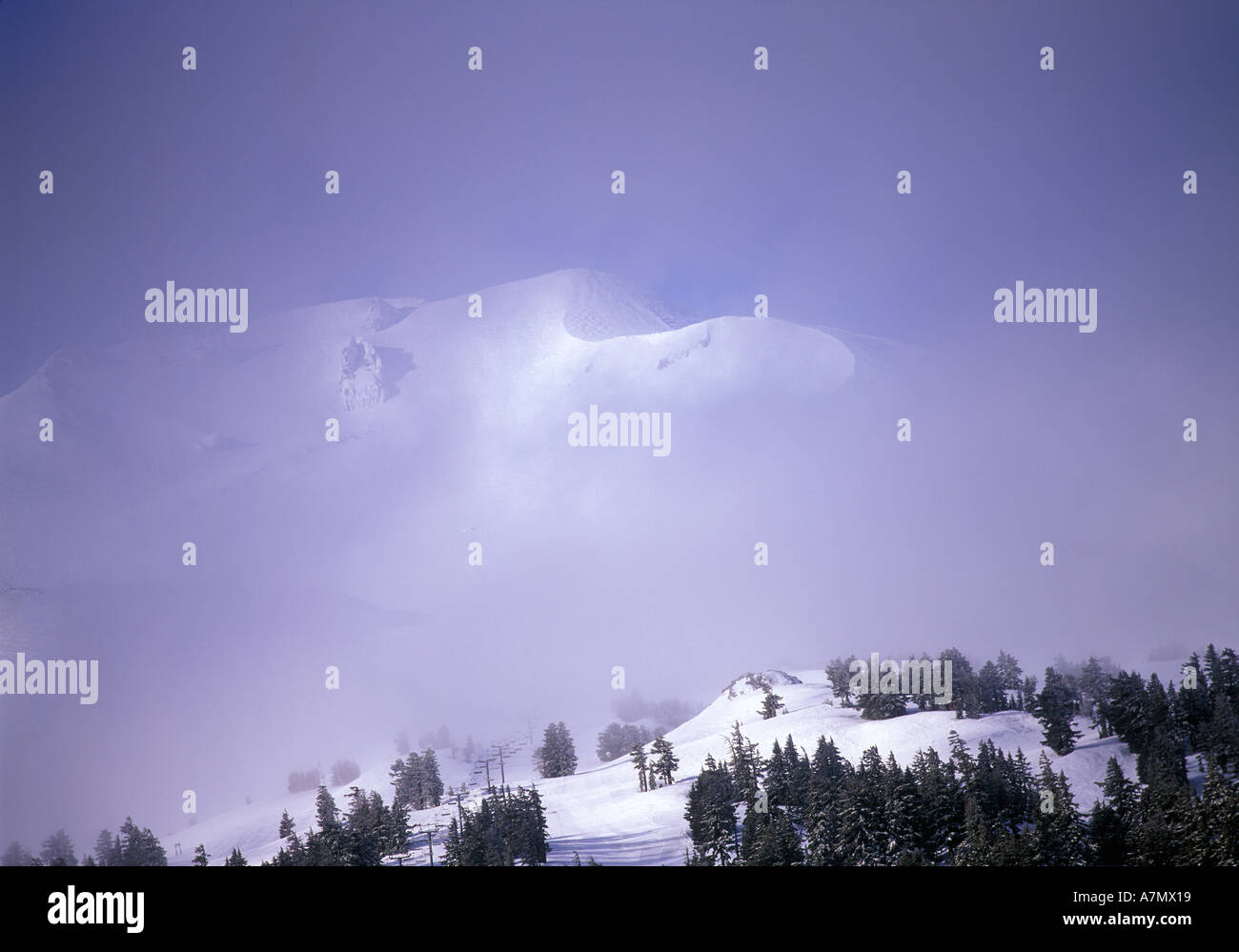 Une tempête ravage Mt. Baccalauréat, près de Bend, Oregon. Banque D'Images