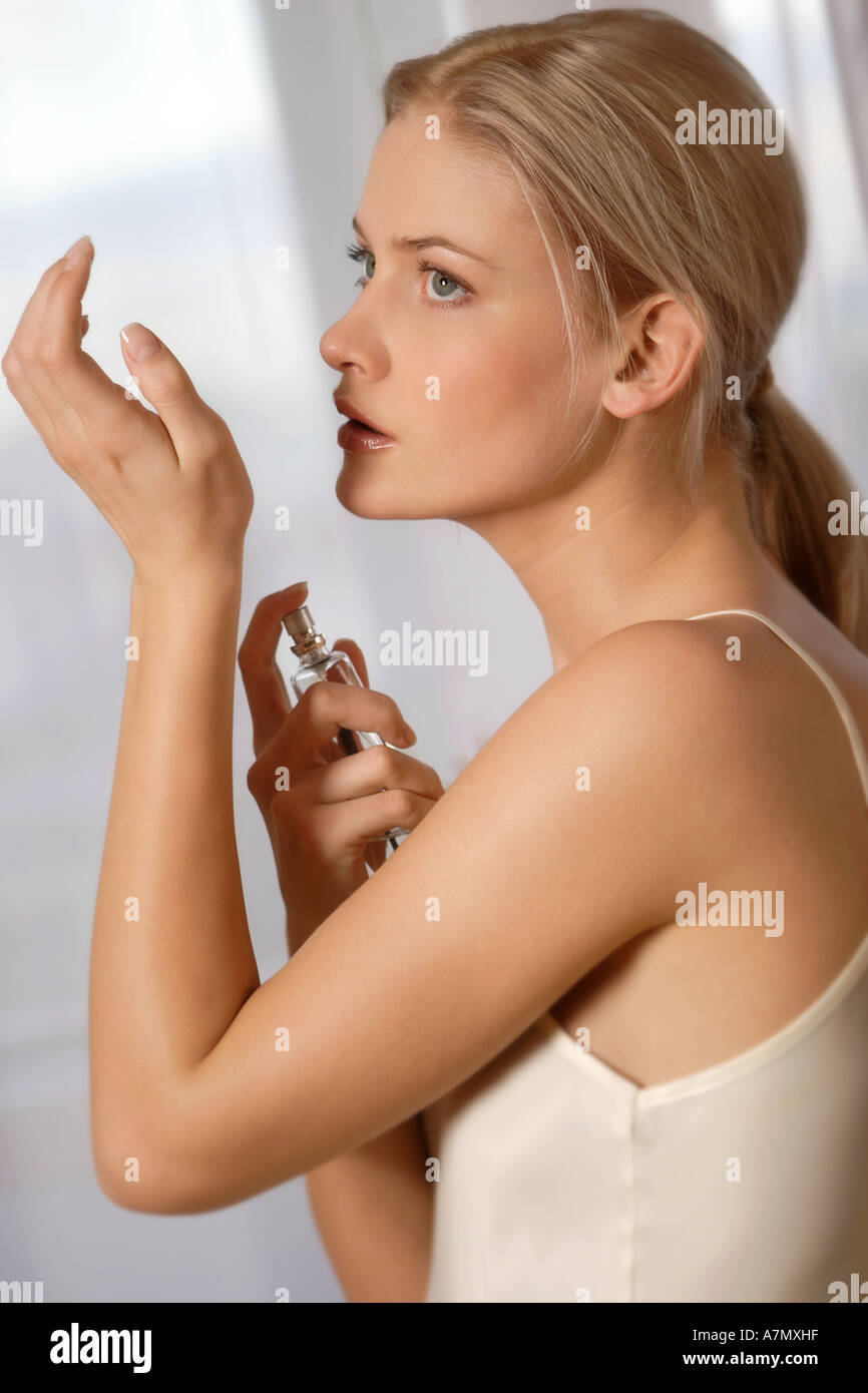 Jeune femme dans une salle de bains privative. Banque D'Images