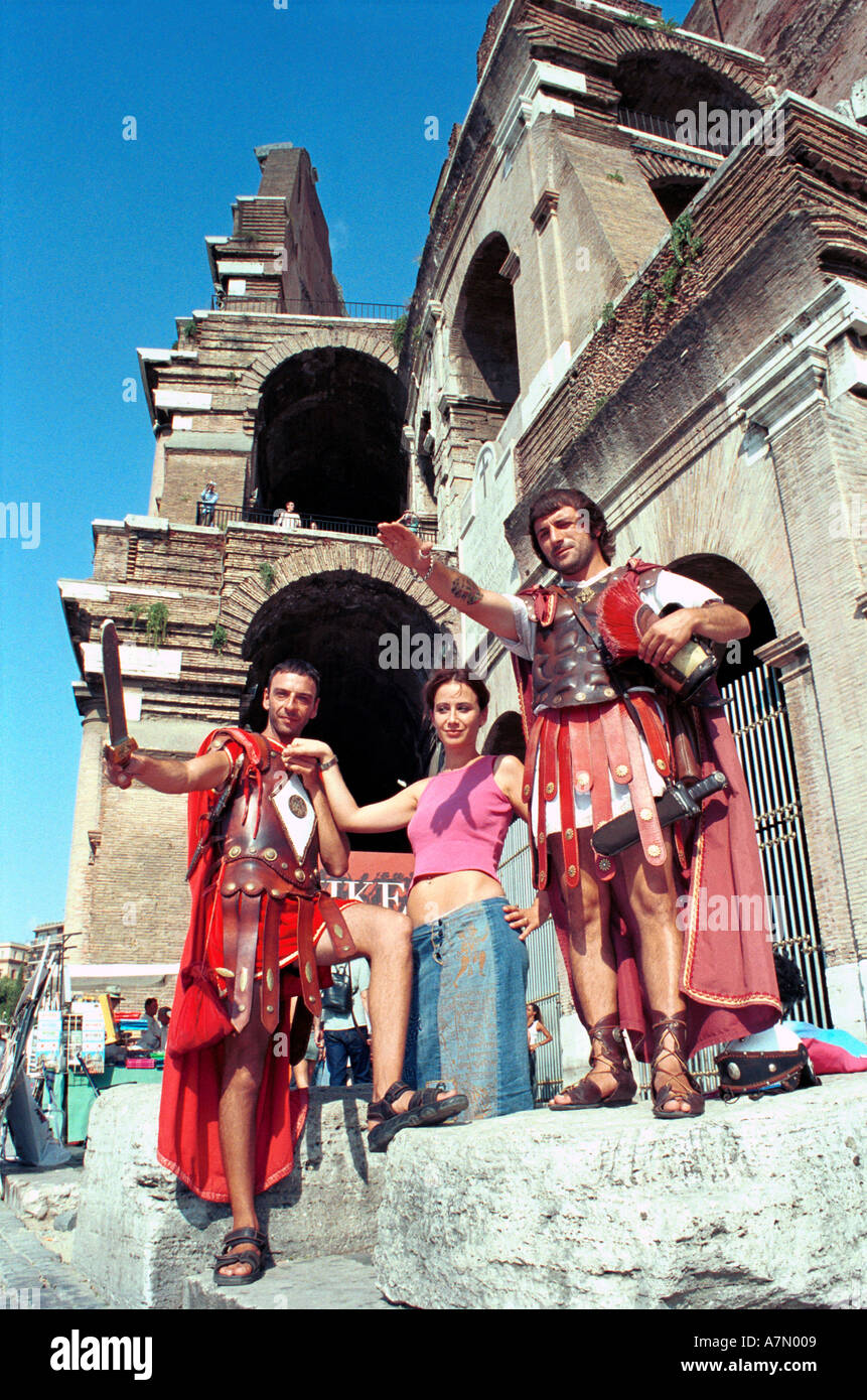 Les centurions romains au Colisée rome touristiques avec Banque D'Images