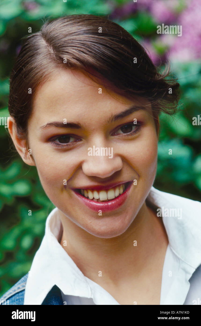 Journée de plein air parc arbre arbres d'été close up femme 2530 jeune brunette sourire souriant vertical portrait chemise Banque D'Images