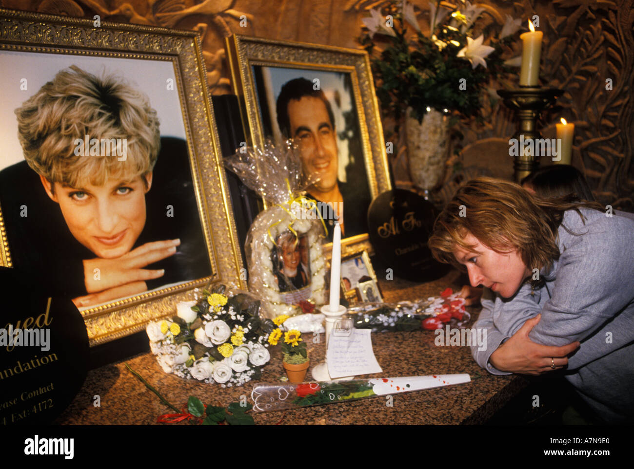 Princesse Diana de Galles et mémorial Dodi Fayed dans le grand magasin Harrods, personne lui rendant hommage. Knightsbridge Londres Angleterre des années 1998 1990 Royaume-Uni Banque D'Images