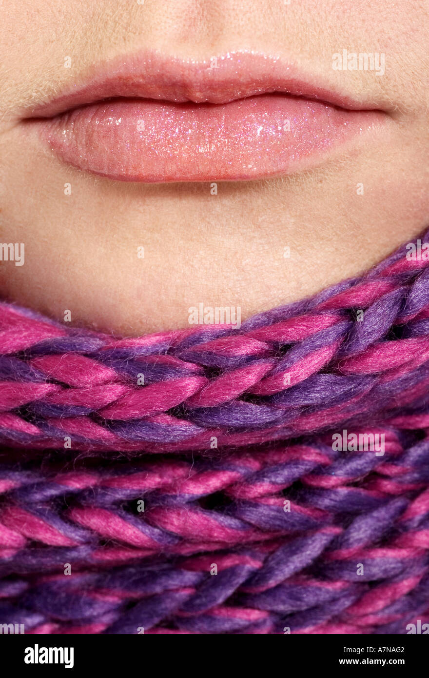À l'intérieur studio femme jeune visage fragment composent bouche lèvres  lèvres violet Foulard Gants hiver mode vertical close up Photo Stock - Alamy