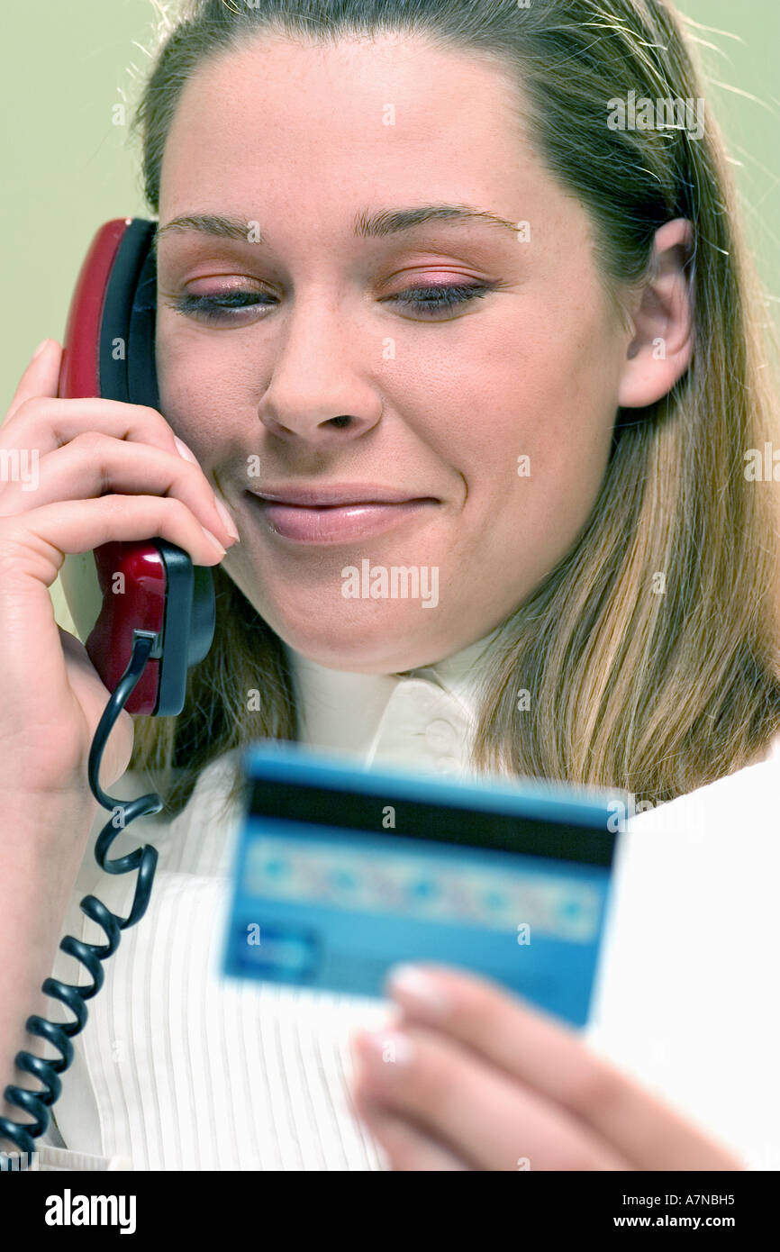 Piscine télévision canapé chambre close up Femme 25 30 jeune blonde sourire souriant assis talk communication télécommunications téléphone commissi Banque D'Images