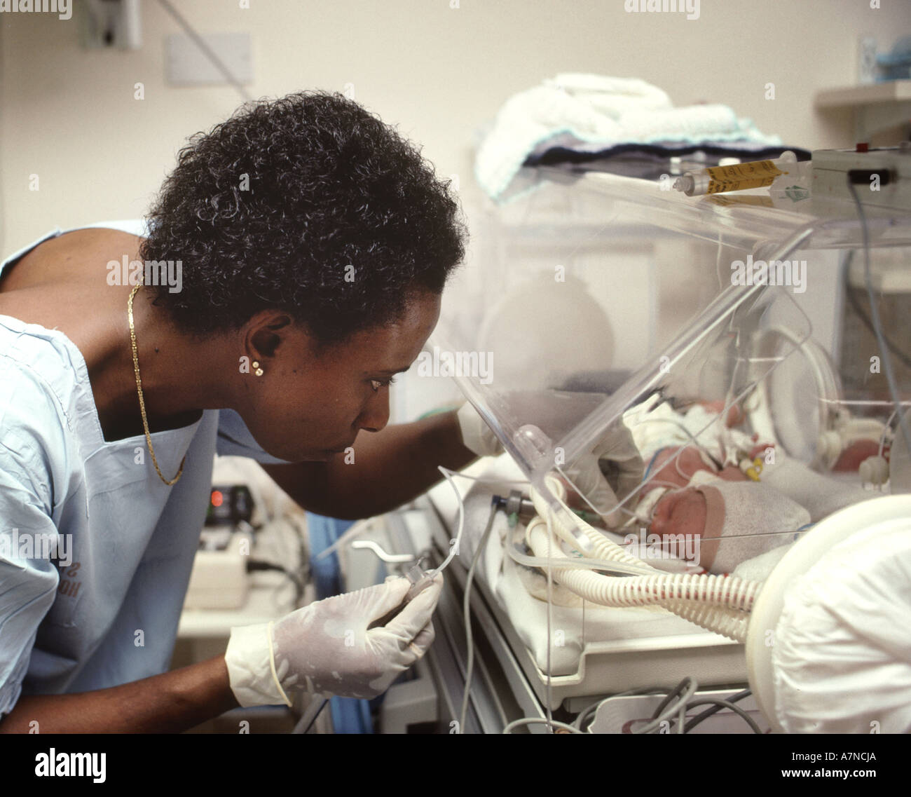 L Unite Neo Natale A L Hopital Avec L Infirmiere A Un Bebe En Couveuse Photo Stock Alamy