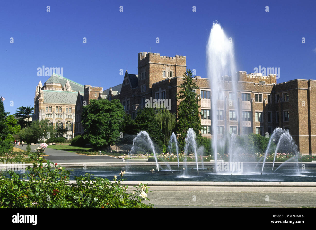 États-unis, Washington, Seattle. Fontaine de Drumheller fronts Mary Hall Gates et Allen & Suzzallo Library at UW Banque D'Images