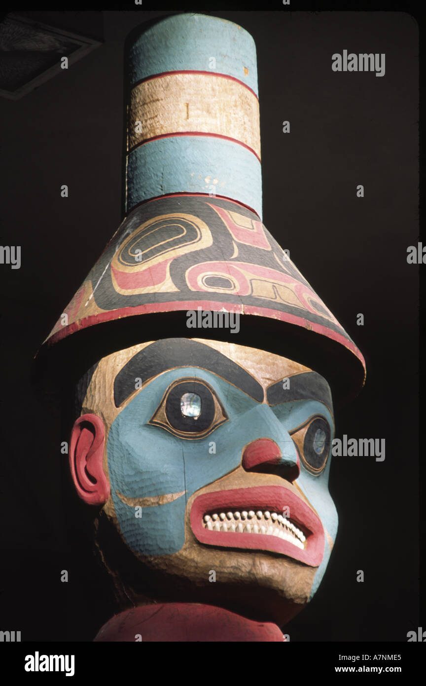 États-unis, Washington, Seattle. Chef de pôle funéraire Tlingit de l'ancien village de Wrangell, AK fronts Burke Museum Banque D'Images