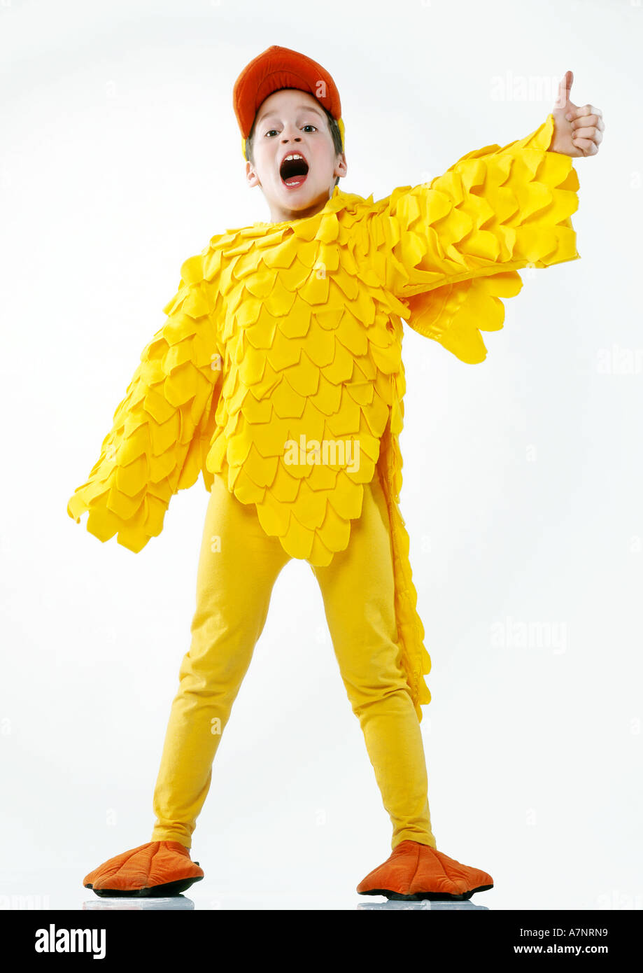 Studio intérieur garçon enfant costume déguisement costume 510 caneton  canard poule poulet plume plumes bec jaune nez loi bow Photo Stock - Alamy