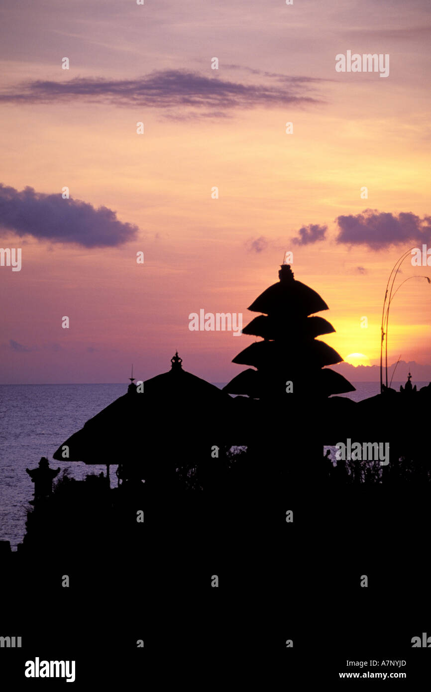 L'INDONÉSIE, Bali, temple de Tanah Lot par le coucher du soleil Banque D'Images