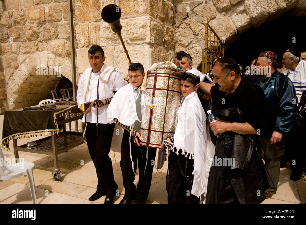 Bar-mitsva garçons transportant de torah Jérusalem israël Banque D'Images