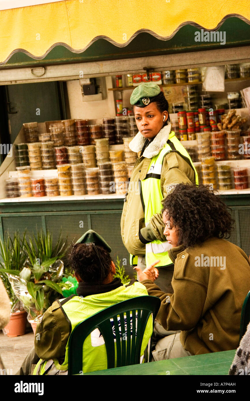 La police des frontières du marché Mahane Yehuda à Jérusalem israël Banque D'Images