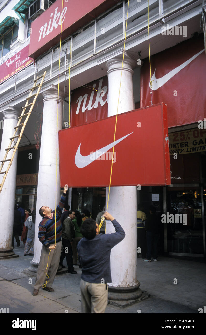 Une boutique Nike signe étant hissé en position à un magasin de chaussures  de sport dans la capitale de l'Inde Delhi Photo Stock - Alamy