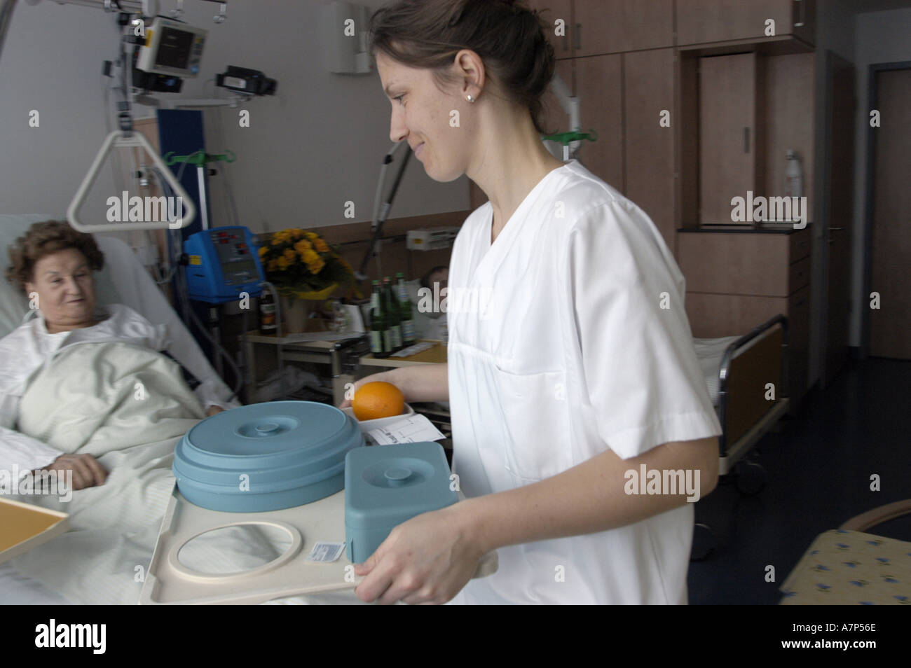 DEU Deutschland Westdeutsches Herzzentrum Essen Klinik fuer thorax und Kardiovaskulare chirurgie Klinik fuer Kardiologie Krankenschwestern BEI der Arbeit auf der Station DEU Allemagne Essen West German Heart Center Clinic for Cardiology infirmiers at Work WICHTIG Fotos duerfen nicht fuer Werbung PR anderer Kliniken Krankenhaeuser eingesetzt werden Banque D'Images