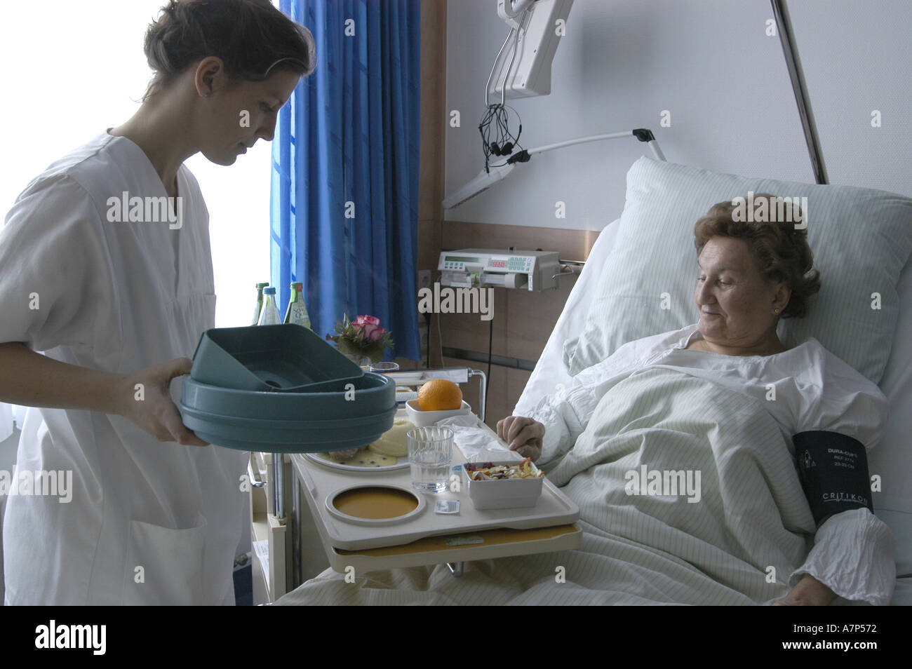DEU Deutschland Westdeutsches Herzzentrum Essen Klinik fuer thorax und Kardiovaskulare chirurgie Klinik fuer Kardiologie Krankenschwestern BEI der Arbeit auf der Station DEU Allemagne Essen West German Heart Center Clinic for Cardiology infirmiers at Work WICHTIG Fotos duerfen nicht fuer Werbung PR anderer Kliniken Krankenhaeuser eingesetzt werden Banque D'Images