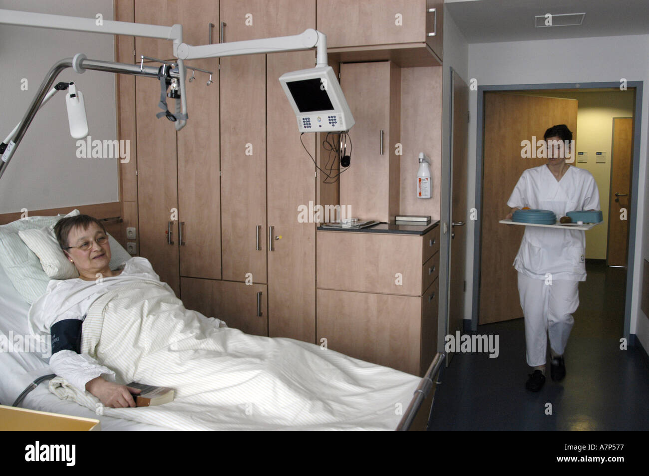 DEU Deutschland Westdeutsches Herzzentrum Essen Klinik fuer thorax und Kardiovaskulare chirurgie Klinik fuer Kardiologie Krankenschwestern BEI der Arbeit auf der Station DEU Allemagne Essen West German Heart Center Clinic for Cardiology infirmiers at Work WICHTIG Fotos duerfen nicht fuer Werbung PR anderer Kliniken Krankenhaeuser eingesetzt werden Banque D'Images