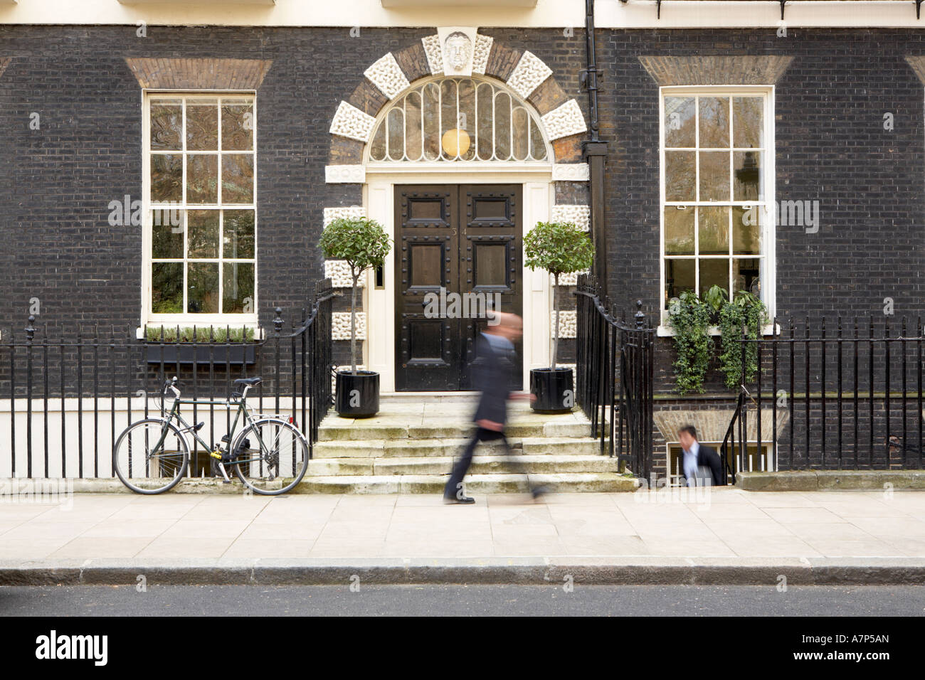 Personne marchant sur chaussée à Bedford Square WC1 près de Tottenham Court Road et Russell Square à Londres ville Angleterre UK Banque D'Images