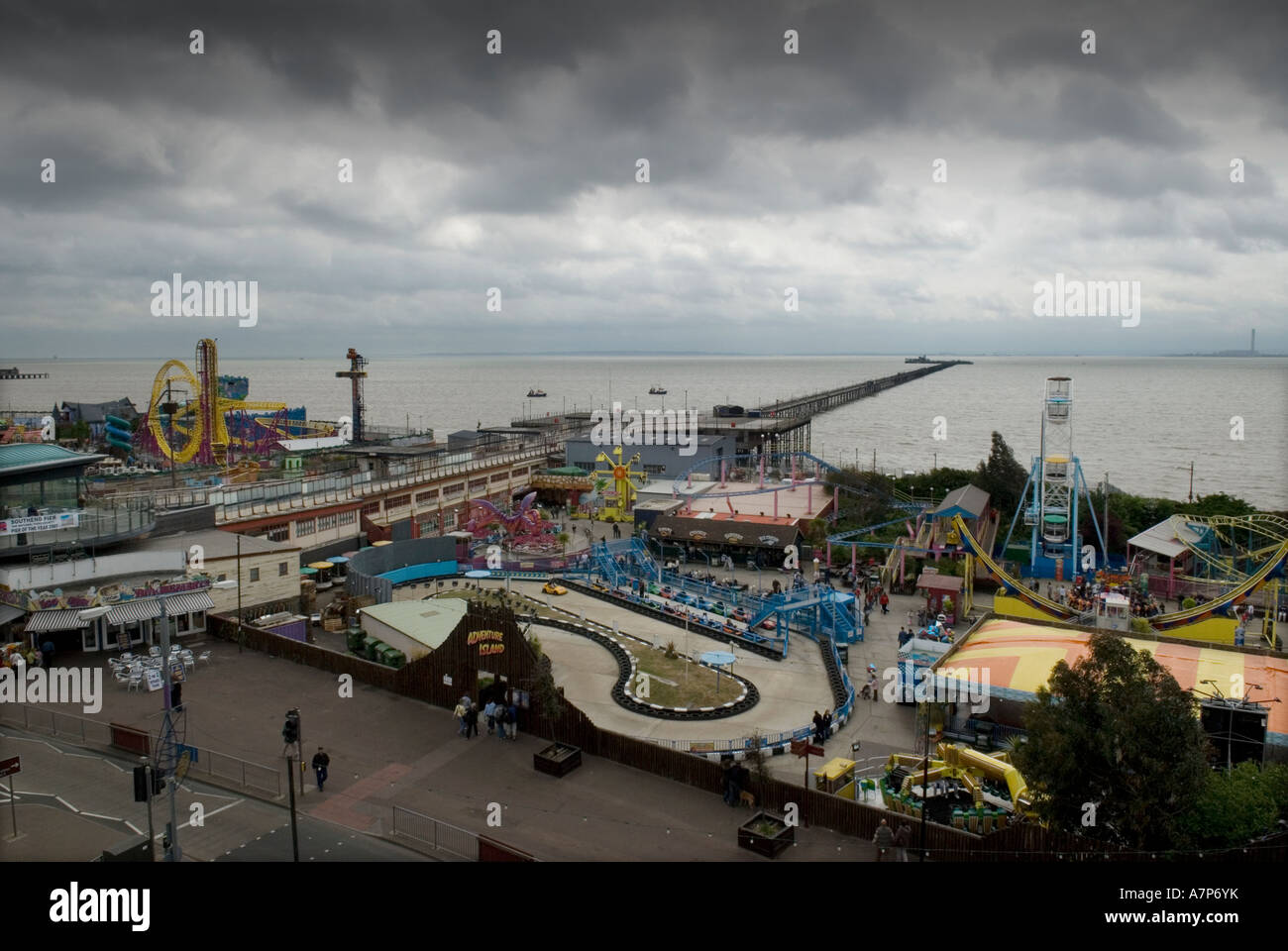 La Jetée ET FUN FAIR À SOUTHEND ON SEA ESSEX EN ANGLETERRE LA PLUS LONGUE JETÉE DANS LE MONDE Banque D'Images