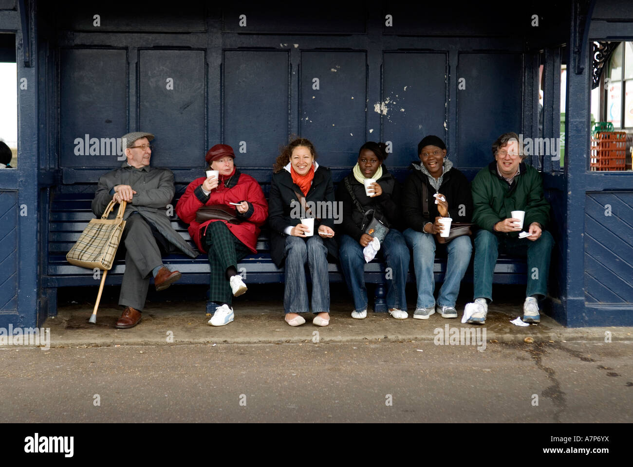 Jour TRIPERS PROFITEZ D'UN ABRI et une bonne tasse de thé SUR LE FRONT DE MER À SOUTHEND ON SEA ESSEX, LE BANK HOLIDAY 2007 MAYDAY Banque D'Images