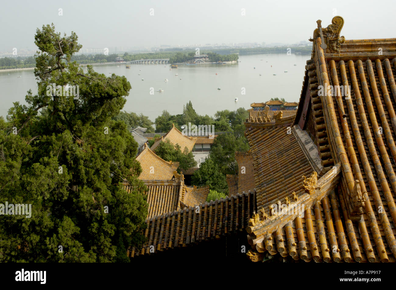 9 Minzu Yuan Chine Pékin Palais d'été Le lac Kunming et toits à l'intérieur du pavillon de fragrance bouddhique Foxiang ge Banque D'Images