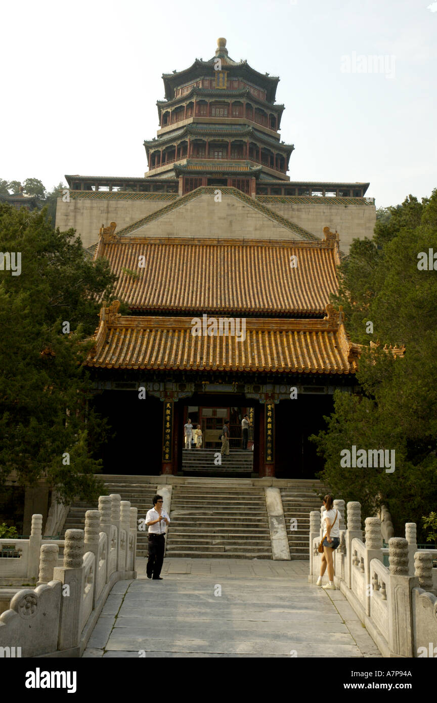 9 Minzu Yuan Chine Pékin Palais d'été un couple chinois pour une pause photo près du pavillon de fragrance bouddhiste Banque D'Images