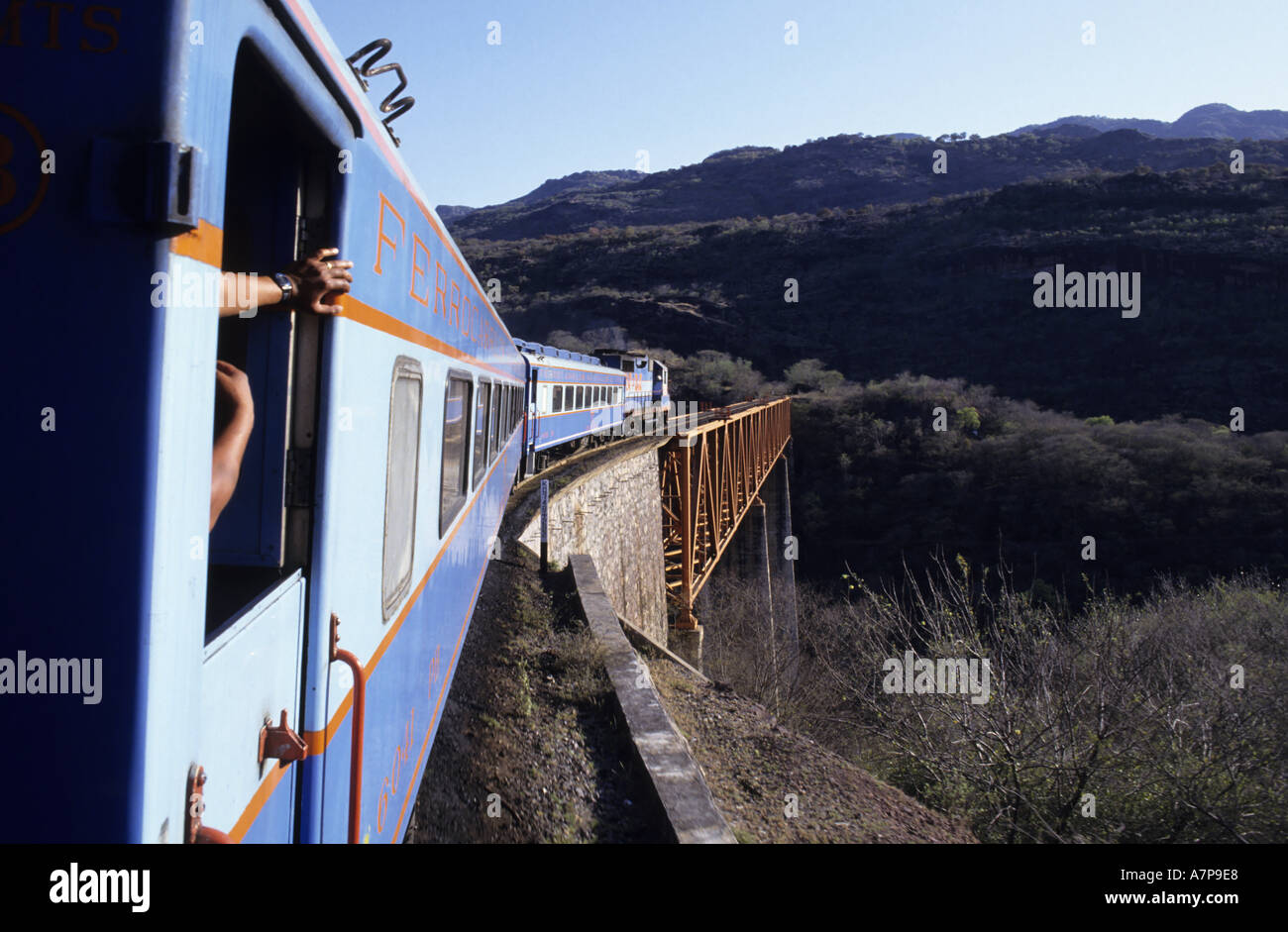 Voyage en Train au Mexique - Le célèbre Chihuahua Al Pacifico railway / Copper Canyon Railroad - traversant un pont Banque D'Images