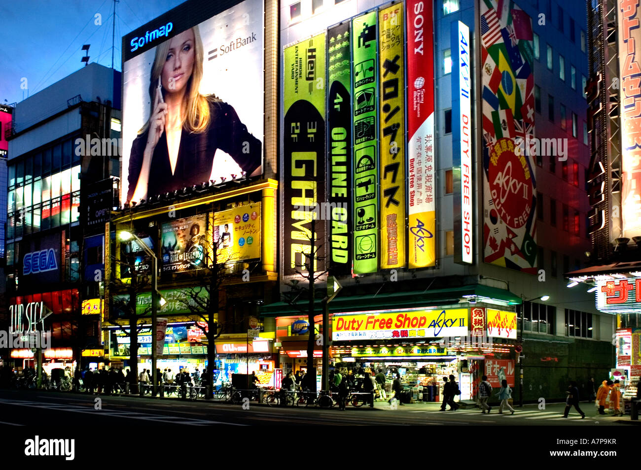 Tokyo Akihabara capitale électronique neon light night shopping Banque D'Images