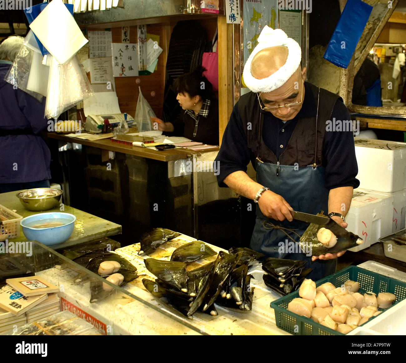 Tokyo Japon le marché du poisson Tsukiji est le plus grand marché de gros de poissons et de fruits de mer au monde. Vente aux enchères de thon, japonais Banque D'Images