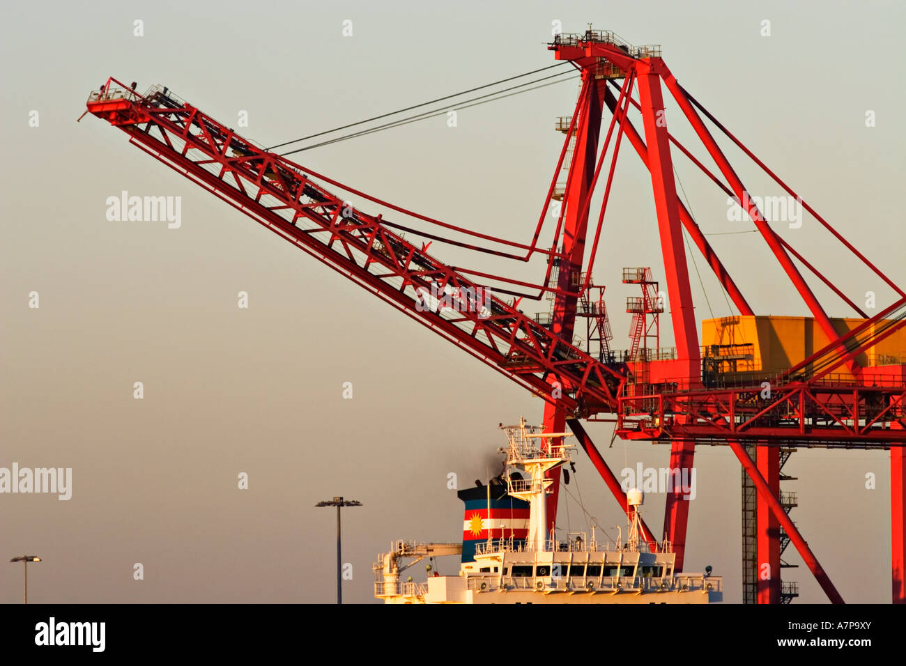 L'industrie d'expédition / Expédition grue à portique dans le 'Port de Melbourne Australie Victoria Melbourne'. Banque D'Images