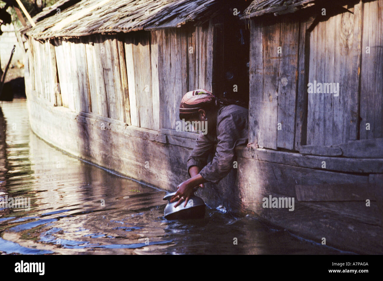 Femme travaillant à son yacht, l'Inde, au Cachemire, Srinagar Banque D'Images