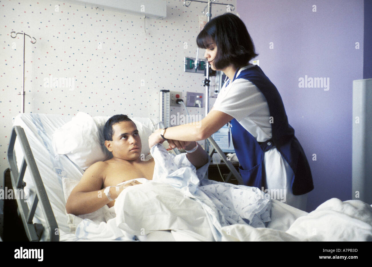 Transplantation rénale hispanique dans la récupération du patient avec l'infirmière Banque D'Images