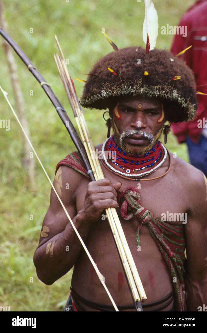 Homme à la chanter chanter des Huli et Duni à indépendance Fête nationale, la Papouasie-Nouvelle-Guinée Banque D'Images