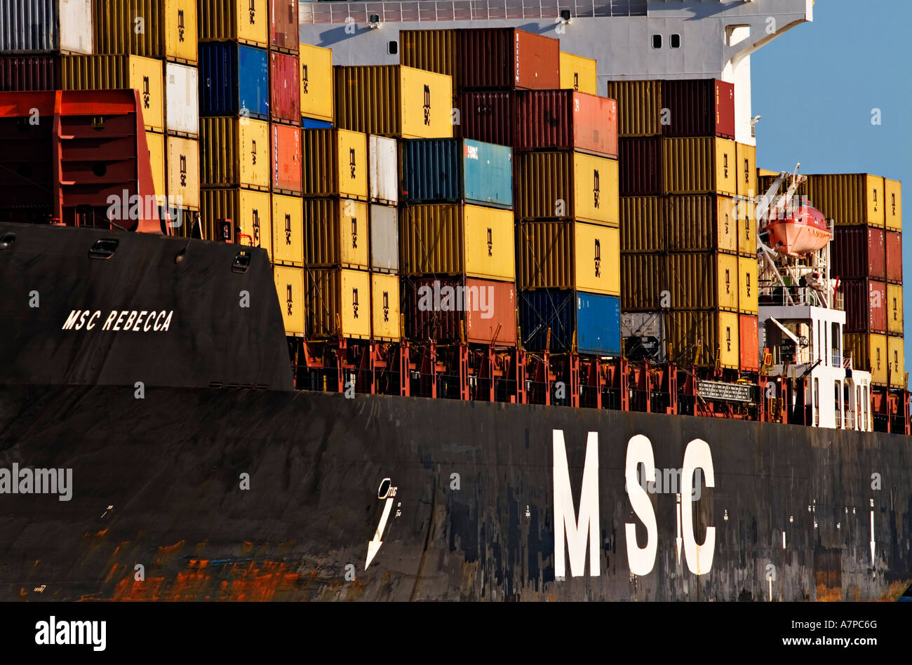 L'industrie du transport maritime des conteneurs d'expédition / haute empilée sur le pont avant d'un navire porte-conteneurs.Port de Melbourne en Australie. Banque D'Images