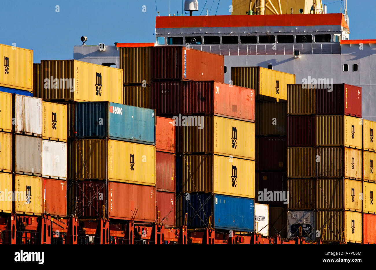 L'industrie du transport maritime des conteneurs d'expédition / haute empilée sur le pont avant d'un navire porte-conteneurs.Port de Melbourne en Australie. Banque D'Images