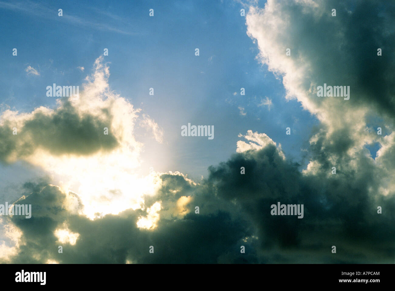 Les nuages tropicaux crepescular et rayons soleil sur l'île de Guam USA Banque D'Images