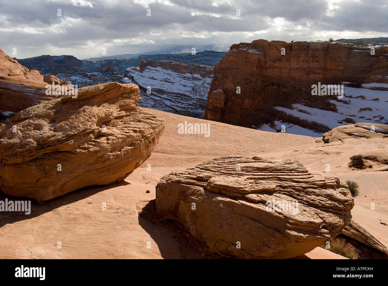 Entrada sandstone boulders on ledge en hiver Arches National Park Utah USA Banque D'Images