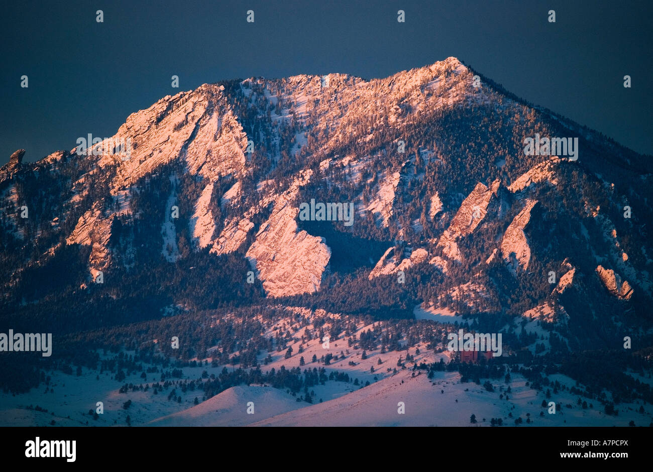 Bear et Flatirons Boulder Colorado au lever du soleil l'hiver USA Banque D'Images