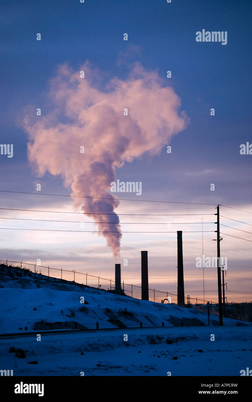 Les cheminées de la centrale vapeur d'effluents par rétro-éclairé avec lever du soleil en hiver Boulder Colorado USA Banque D'Images