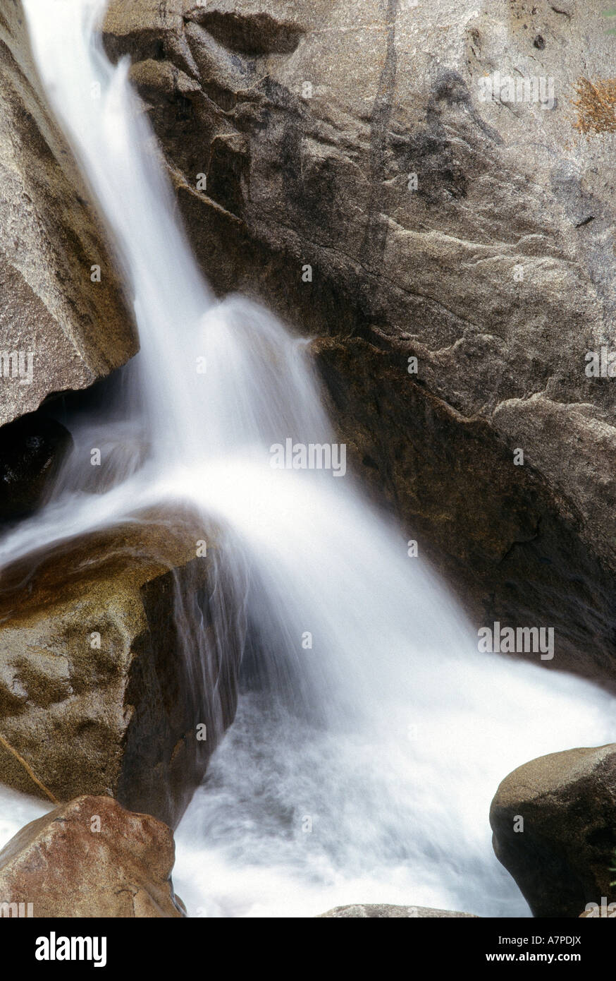 Petite cascade sur les rochers de granit, vallée de Yosemite, Yosemite National Park, California, USA Banque D'Images