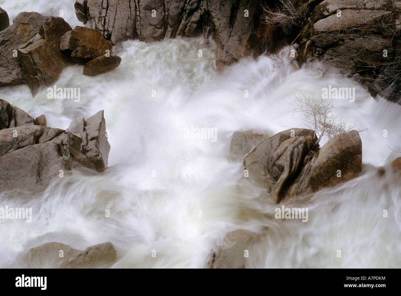 Du ruisseau Cascade inférieure rapids et rochers vallée de Yosemite National Park Yosemite Sierra Nevada California USA Banque D'Images