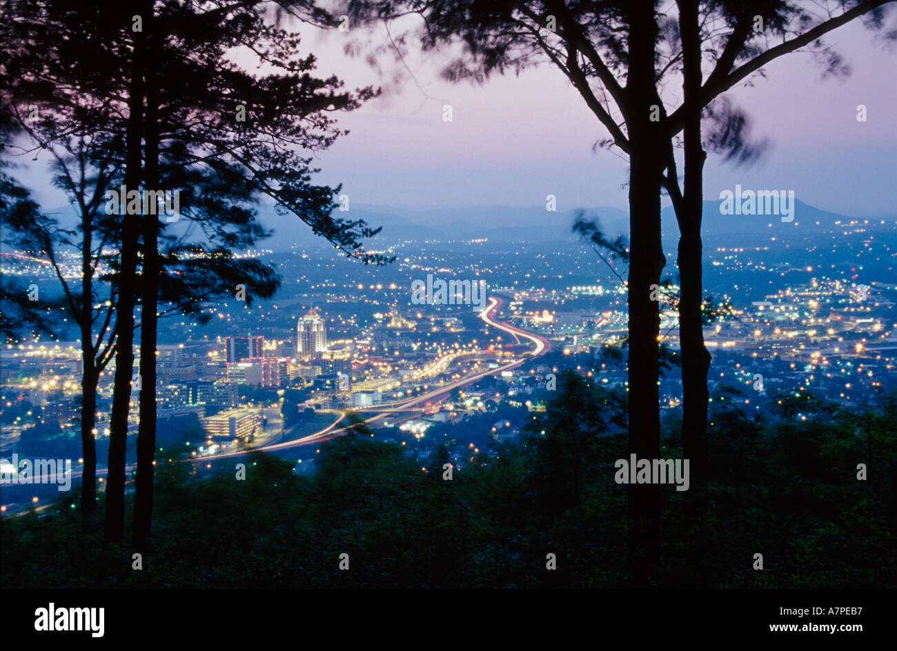 Roanoke Virginia, vue de Roanoke Star surplombent les lumières de la ville crépuscule, soir, crépuscule, coucher de soleil, nature, paysage naturel, campagne, VA075, VA075 Banque D'Images