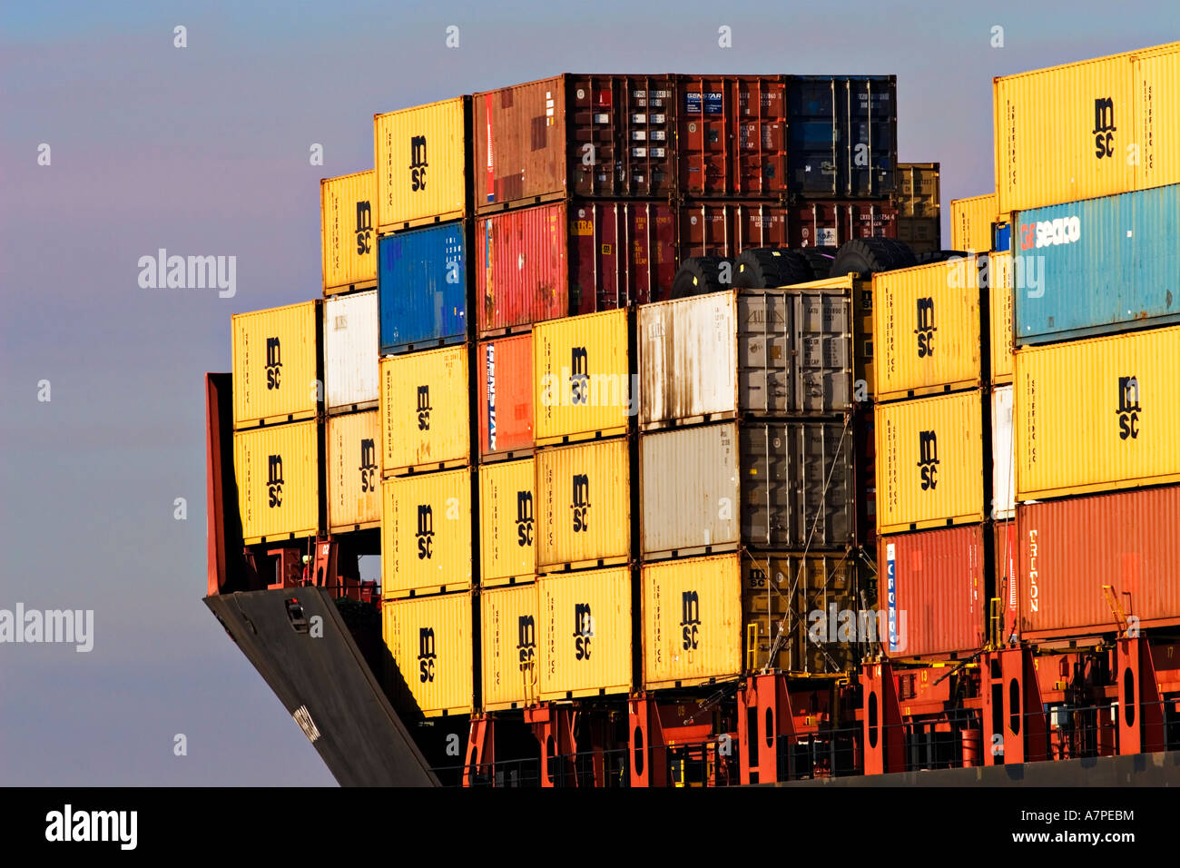 L'industrie du transport maritime des conteneurs d'expédition / haute empilée sur le pont avant d'un navire porte-conteneurs.Port de Melbourne en Australie. Banque D'Images