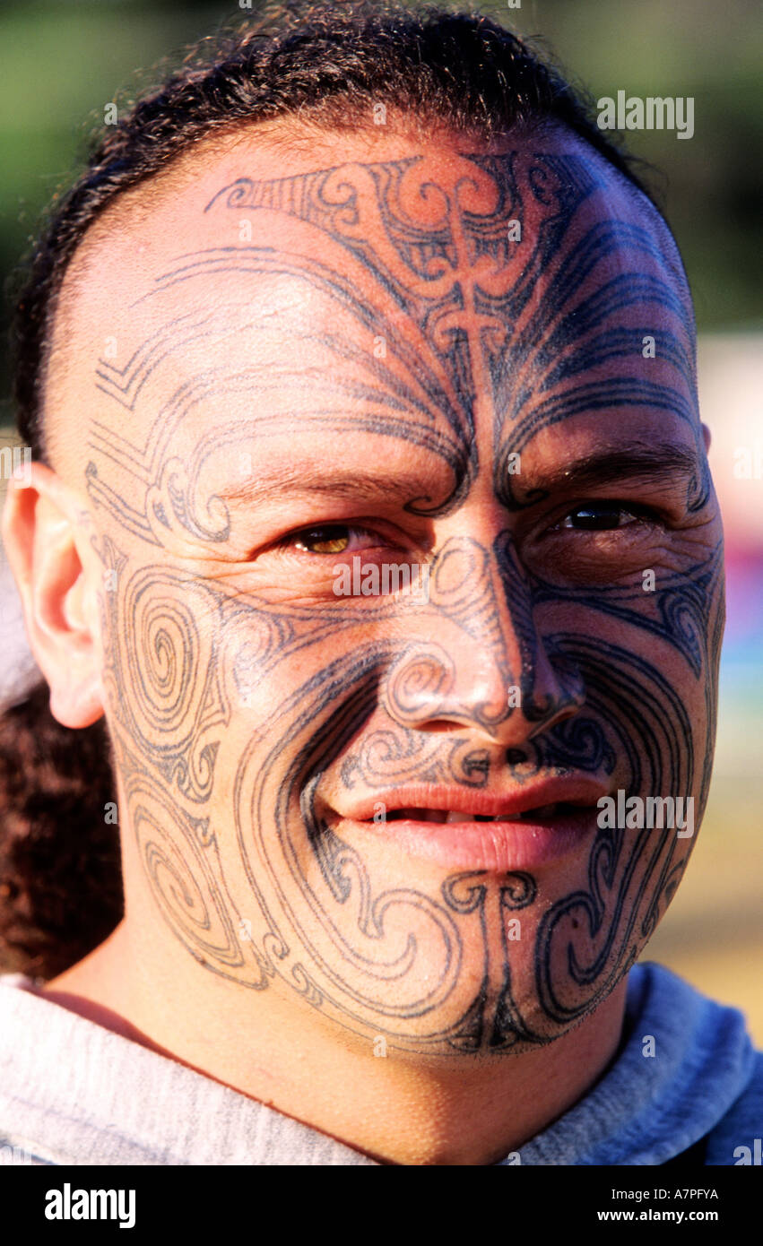 Nouvelle Zélande, île du Nord, Waitangi, un visage Maori tatoo Banque D'Images
