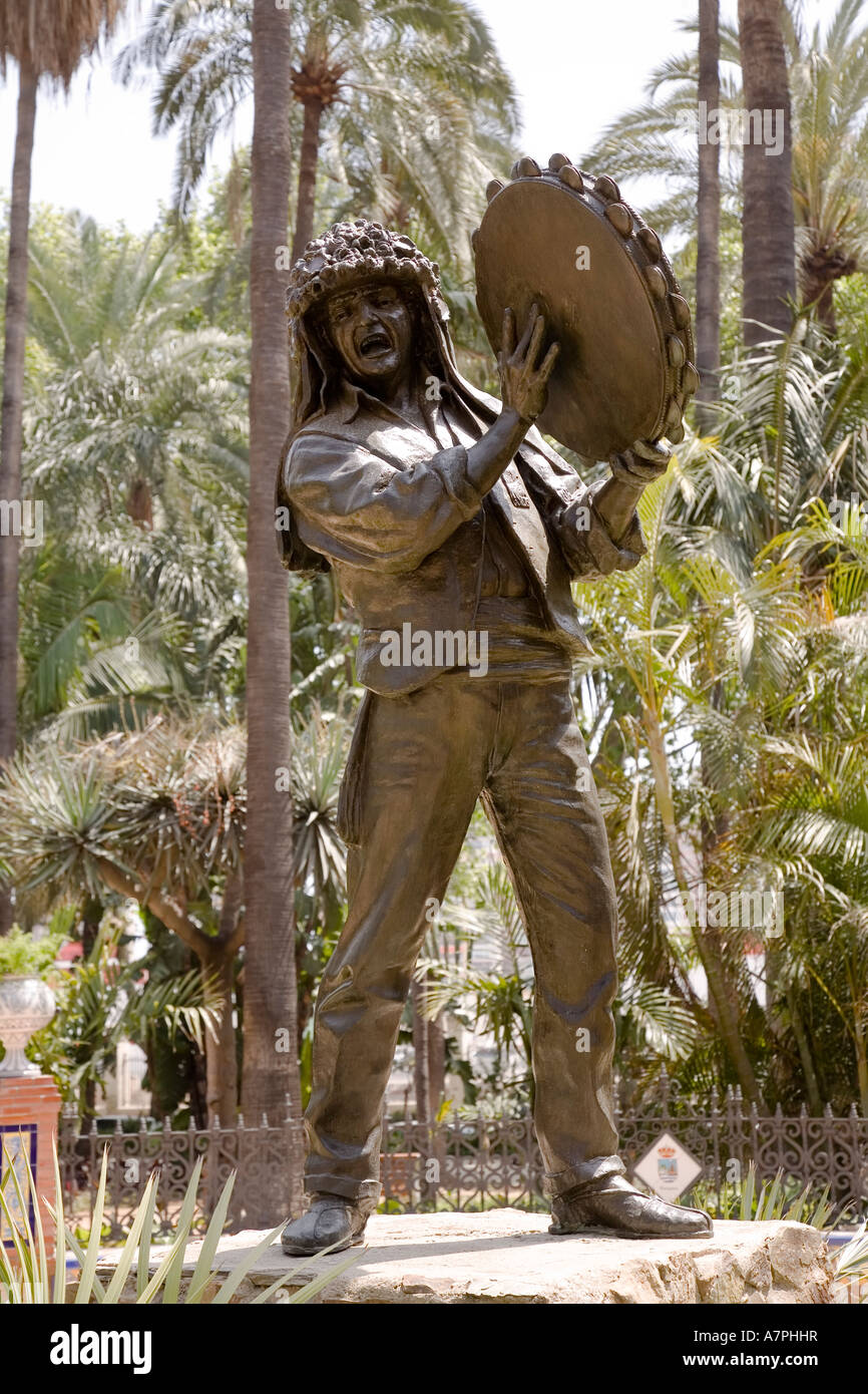 Statue de Danseuse Gitane jouant du tambourin Malaga Espagne Banque D'Images