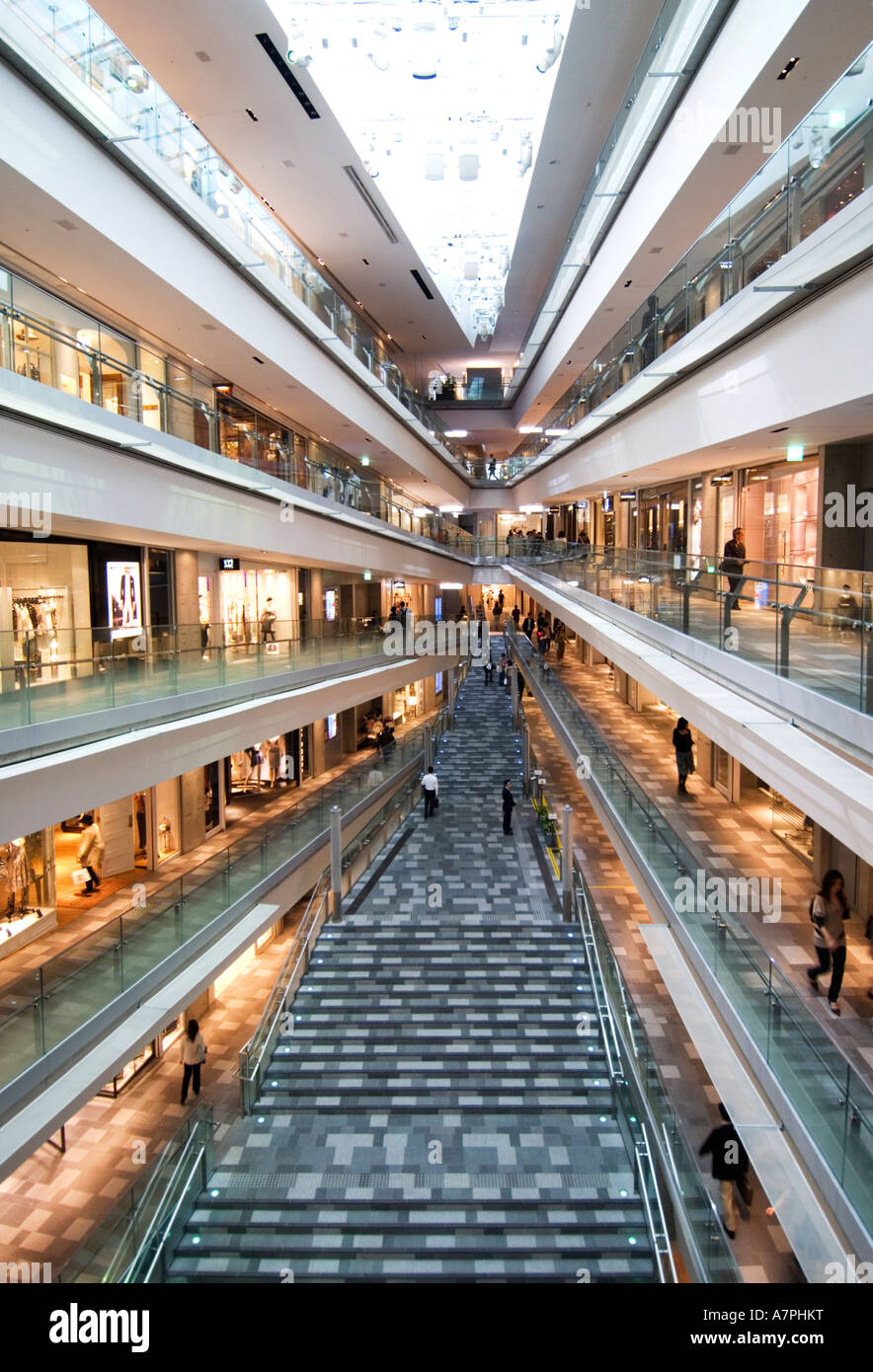 Intérieur de l'atrium dans nouveau Omotesando Hills Shopping Mall à Tokyo conçu par Tadao Ando 2007 Banque D'Images